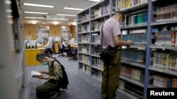 El público consulta libros en la Biblioteca Pública Central de Hong Kong luego de la nueva Ley de Seguridad Nacional, el 6 de julio de 2020.
