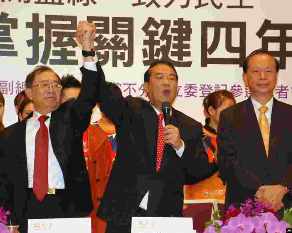 亲民党总统副总统参选人宋楚瑜(中)和林瑞雄(左)以及亲民党秘书长秦金生在记者会上