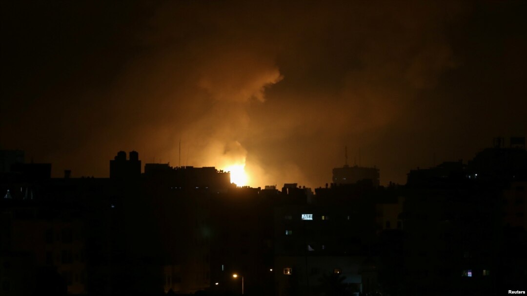 Asap dan kobaran api membubung saat Israel melancarkan serangan udara di tengah meningkatnya kekerasan antara Israel dan Palestina, di Kota Gaza, Jumat, 14 Mei 2021. (Foto: Ibraheem Abu Mustafa/Reuters)