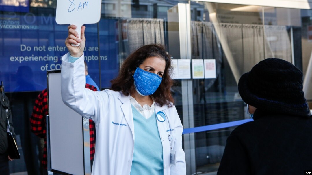 Dr. Maria Ansari memberi instruksi warga San Francisco yang antre untuk menerima vaksinasi COVID-19 (foto: dok). 