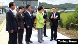 지난해 8월 강원도 철원군 백마고지역에서 열린 경원선 남측구간 철도복원 기공식에서 박근혜 한국 대통령(왼쪽 네번째)이 강영일 한국철도시설공단 이사장으로부터 경원선 복원에 대해 설명을 듣고 있다.