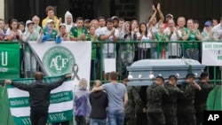 Des militaires brésiliens portent les cercueils des footballeurs et de la délégation du club Chapecoense, victimes d'un crash aérien en Colombie, pour un dernier hommage au stade Arena Conda à Chapecó, au Brésil, le 3 décembre 2016.