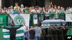 En el mundo del fútbol, el Real Madrid y el Barcelona, guardaron un minuto de silencio por las víctimas de la tragedia antes de iniciar el clásico del futbol español.