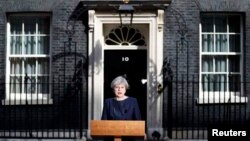 La primera ministra británica, Theresa May, habla a la prensa frente a 10 Downing Street, en el centro de Londres, Reino Unido, el martes, 18 de abril de 2017.