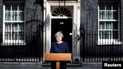 La Première ministre Theresa May parle aux journalistes au 10 Downing Street, à Londres, le 18 avril 2017.