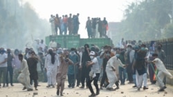 Para pendukung partai mantan Perdana Menteri Imran Khan yang dipenjara, Pakistan Tehreek-e-Insaf (PTI), melempar batu selama unjuk rasa antipemerintah di Islamabad, Pakistan, 5 Oktober 2024. (Foto: M Asim/REUTERS)