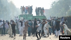 Para pendukung partai mantan Perdana Menteri Imran Khan yang dipenjara, Pakistan Tehreek-e-Insaf (PTI), melempar batu selama unjuk rasa antipemerintah di Islamabad, Pakistan, 5 Oktober 2024. (Foto: M Asim/REUTERS)