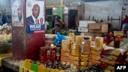 Des affiches de la campagne électorale au marché du Rally Time, à Monrovia, Liberia, 13 octobre 2017.