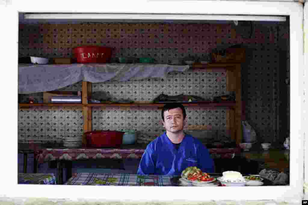 A waiter takes a break at a restaurant in Dushanbe. (VOA - Y. Weeks)