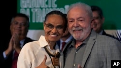 El presidente electo de Brasil, Luiz Inacio Lula da Silva, y su recién designada ministra de Medio Ambiente, Marina Silva, posan para los fotógrafos durante el anuncio de los ministros de su gobierno entrante, el 29 de diciembre de 2022 en Brasilia, Brasil.