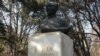 北京大学校园内老校长蔡元培之像。蔡元培提倡学术自由、教育自由、思想自由，而 今北京大学被认为大反其道（美国之音拍摄）