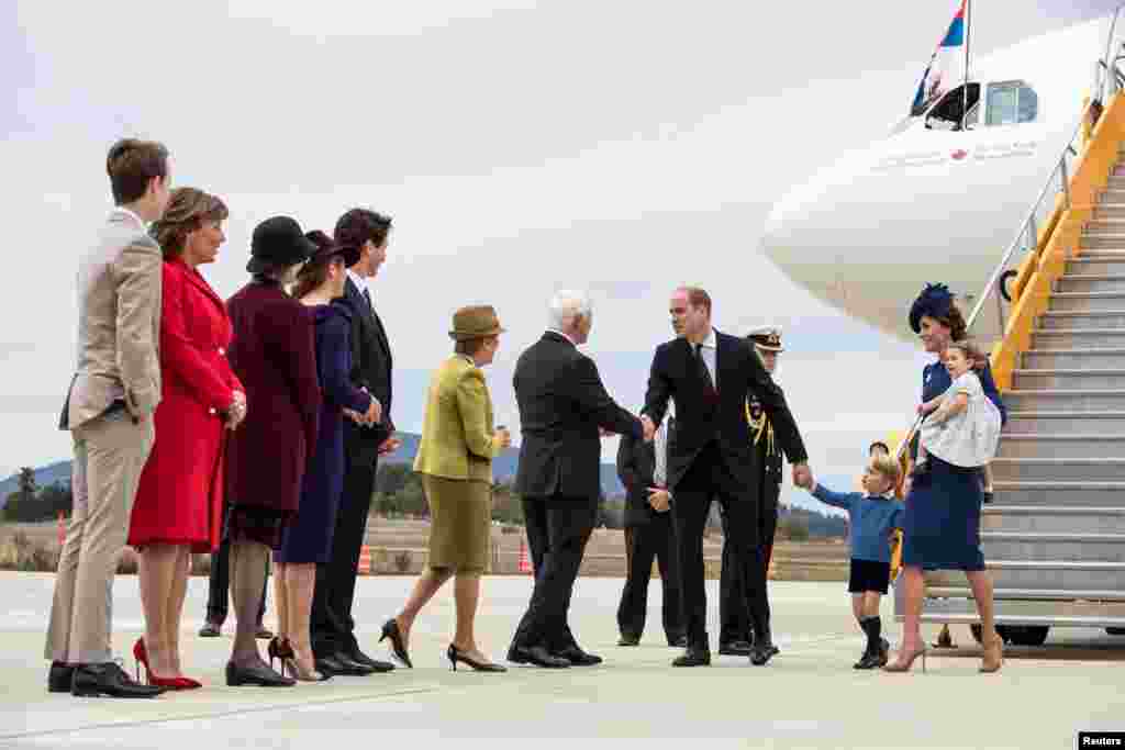 Pangeran William dari Inggris, istrinya Catherine, anak-anak mereka Pangeran George dan Putri Charlotte tiba di bandar udara internasional Victoria untuk memulai kunjungan delapan hari di British Columbia (24/9). (Reuters/Kevin Light)