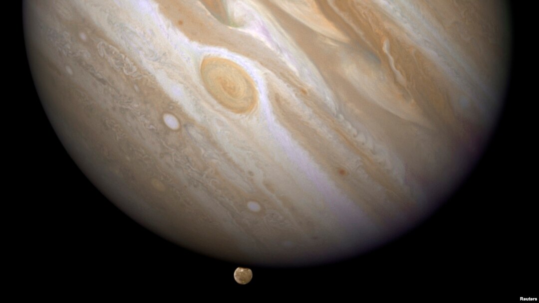 Planet Yupiter dan salah satu bulannya, Ganymede (bawah), dalam foto yang dirilis NASA, 9 April 2007. 