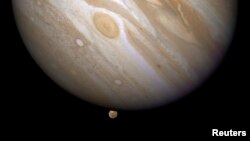 La planète Jupiter avec, tout en bas de cette photo fournie par la Nasa le 9 avril 2009, Ganymède, la plus grosse des lunes de la plus grosse planète du Système solaire.