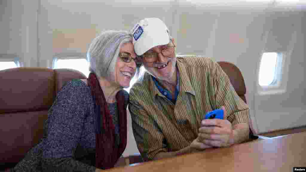 Alan Gross prend un Selfie avec son épouse, Judy Gross, à bord d'un avion du gouvernement se est dirigé vers les États-Unis dans En ce 17 Décembre, 2014