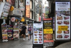 지난해 4월 식당이 몰려 있는 한국 서울 거리가 신종 코로나바이러스로 한산한 모습이다.