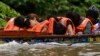 En esta foto de archivo, tomada el 12 de octubre de 2022, un grupo de migrantes venezolanos duerme en su viaje por río en la primera frontera del Darién, en Panamá. Luis ACOSTA / AFP