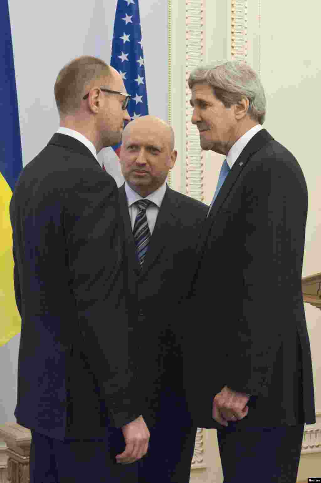 Ukraina Bosh vaziri Arseniy Yatsenyuk, Amerika Davlat kotibi Jon Kerri, Ukraina vaqtli prezidenti Oleksander Turchinov Kiyevda uchrashdi. 4-mart, 2014-yil. 