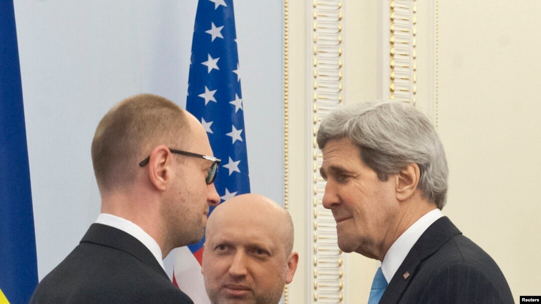 Umushikiranganji wa mbere w'igihugu ca Ukraine, Arseny Yatseniukhamwe na secreteri wa Departement ya reta ya Amerika, John Kerry hamwe na president w'igihugu ca Ukraine w'imfatakibanza Oleksander Turchinov ku murwa mukuru Kiev,kw'igenekerezo rya 4 ry'ukwezi kwa gatatu