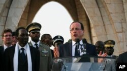 Le président français François Hollande, avec le président malien Dioncounda Traore, donne un discours au centre de Bamako, au Mali, le 2 février 2013.