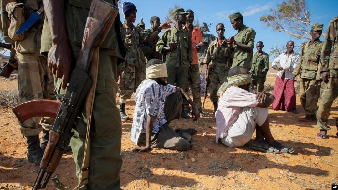 Militer Somalia saat menyerbu kota Kismayo dan menawan beberapa anggota kelompok militan al-Shabab (foto: dok). 