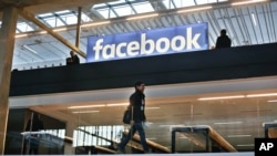 Logo Facebook ditampilkan dalam temu antara perusahaan rintisan di Paris' Station F, di Paris, hari Selasa 17 Januari 2017 (foto: AP Photo/Thibault Camus)