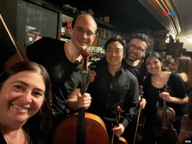 En estos conciertos a la luz de las velas se pueden hacer fotos, pero hay un momento para ello al comienzo o al final de cada función. Los artistas suelen posar para fotografías con los asistentes, que lo convierte en una experiencia más íntima y peculiar. [Foto: VOA]