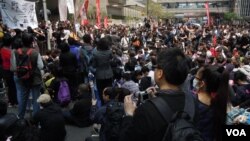 今年3月25日香港特首選舉投票日，香港各界獲准在會展外的行車道示威，但胡錦濤訪港期間，只開放小部份示威範圍