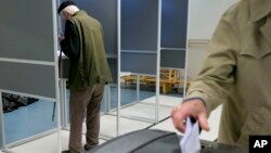 People vote in a non-binding referendum on the European Union-Ukraine association agreement, in The Hague, Netherlands, April 6, 2016. 