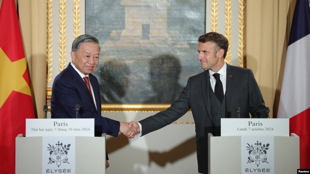 Tổng thống Pháp Emmanuel Macron (phải) và Chủ tịch nước Việt Nam Tô Lâm bắt tay nhau trong cuộc họp báo chung tại Điện Elysee ở Paris, Pháp, ngày 7/10/2024.