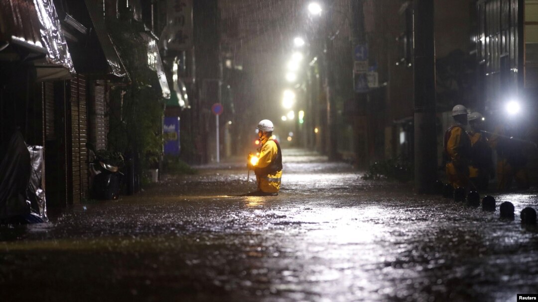 Petugas pemadam kebakaran berpatroli di jalan yang dilanda hujan deras dari Topan Hagibis di bangsal Ota di Tokyo, Jepang, 12 Oktober 2019. Foto ini diambil oleh Kyodo. (Foto: Reuters)