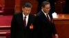 El presidente chino, Xi Jinping, izquierda, y el primer ministro chino, Li Qiang, llegan a la sesión inaugural del Congreso Nacional del Pueblo (APN) en Beijing, China, el martes 5 de marzo de 2024.