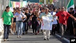 Masu zanga zangar kyamar zaben Donald Trump jiya a birnin Los Angeles na jihar California