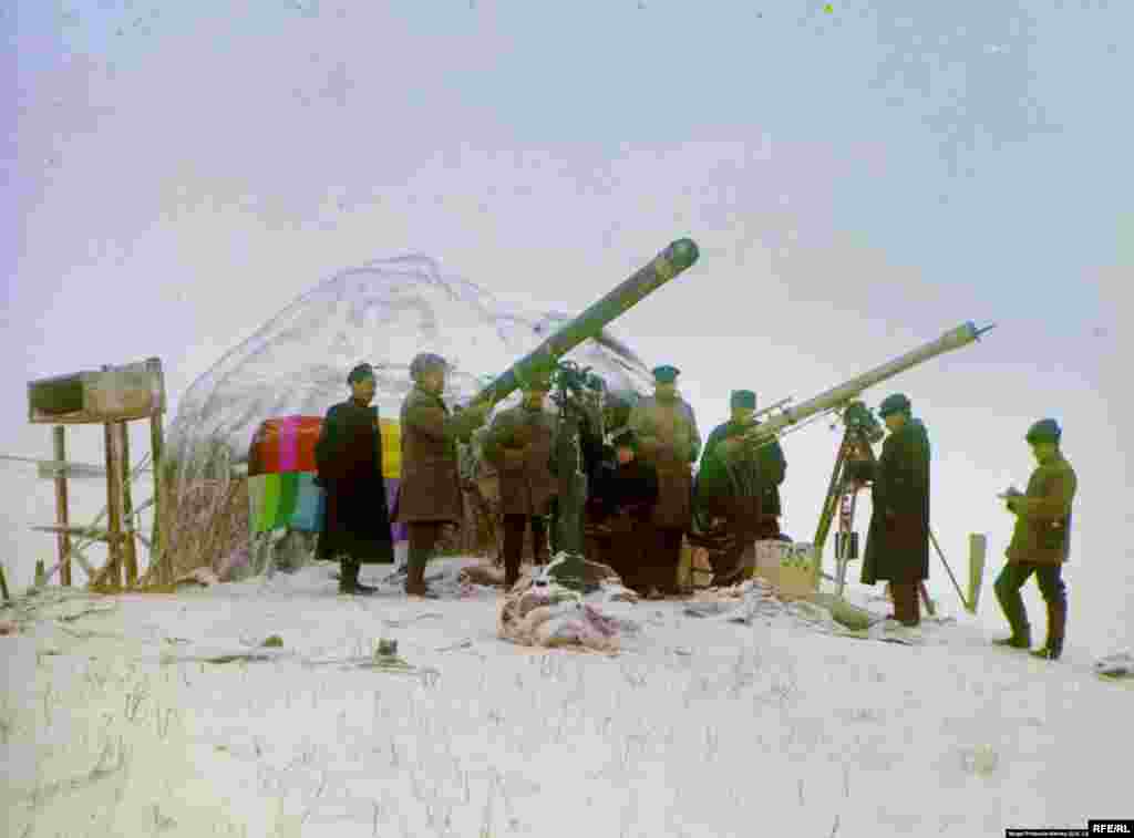 Sergey Prokudin-Gorskiy (chapdan ikkinchi) Markaziy Osiyoning Tyan-Shan tog&rsquo;larida quyosh tutilishini kutmoqda. 1-yanvar, 1907. 