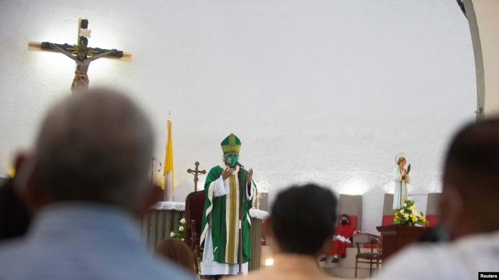 FOTO DE ARCHIVO: El cardenal católico romano Leopoldo Brenes dirige una misa para los feligreses en la Catedral Metropolitana de Managua, Nicaragua, el 21 de agosto de 2022. REUTERS/Maynor Valenzuela/Foto de archivo