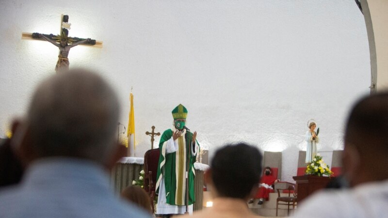 Nicaragua: School teachers linked to the Church are left without salary due to the blocking of bank accounts