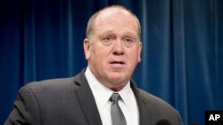 Penjabat sementara Direktur Penegakan Bea Cukai (ICE) Thomas Homan berbicara kepada wartawan di Washington (31/1). (AP/Andrew Harnik)