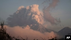 El "Volcán de Fuego" expulsa una espesa nube de cenizas, visto desde Palin, Guatemala, el lunes 10 de marzo de 2025. (Foto AP/Moises Castillo).