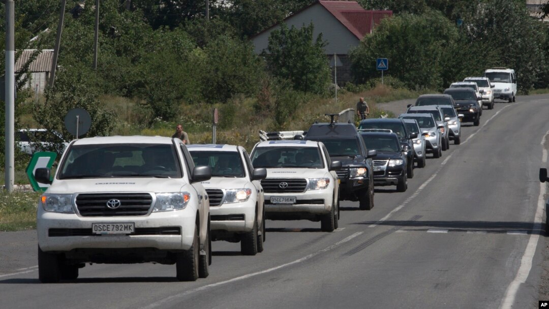 A convoy of International forensic experts, Dutch and Australian policemen and members of the OSCE mission in Ukraine approach Shakhtarsk, Donetsk region, eastern Ukraine, July 28, 2014. 