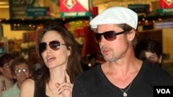 Angelina Jolie dan Brad Pitt berbelanja Natal di sebuah pusat perbelanjaan di Windhoek, Namibia, 23 Desember 2010.