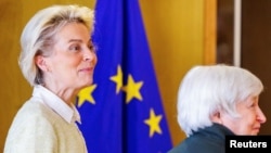 欧盟委员会主席冯德莱恩周二在布鲁塞尔欢迎到访的美国财长耶伦（2022年5月17日）