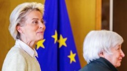 欧盟委员会主席冯德莱恩周二在布鲁塞尔欢迎到访的美国财长耶伦（2022年5月17日）