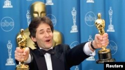 James Horner memegang dua piala Oscar untuk komposisi musik dan lagu orisinal film "Titanic", 1998.