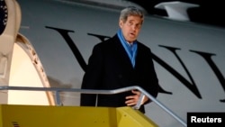 U.S. Secretary of State John Kerry arrives at the Vienna International Airport for talks on Iran's disputed nuclear program in Vienna, Nov. 20, 2014. 