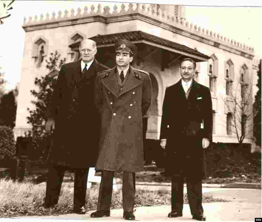 نصرالله انتظام (راست) ، محمدرضا شاه پهلوی (وسط)&zwnj;، وزیر دفاع آمریکا (چپ)