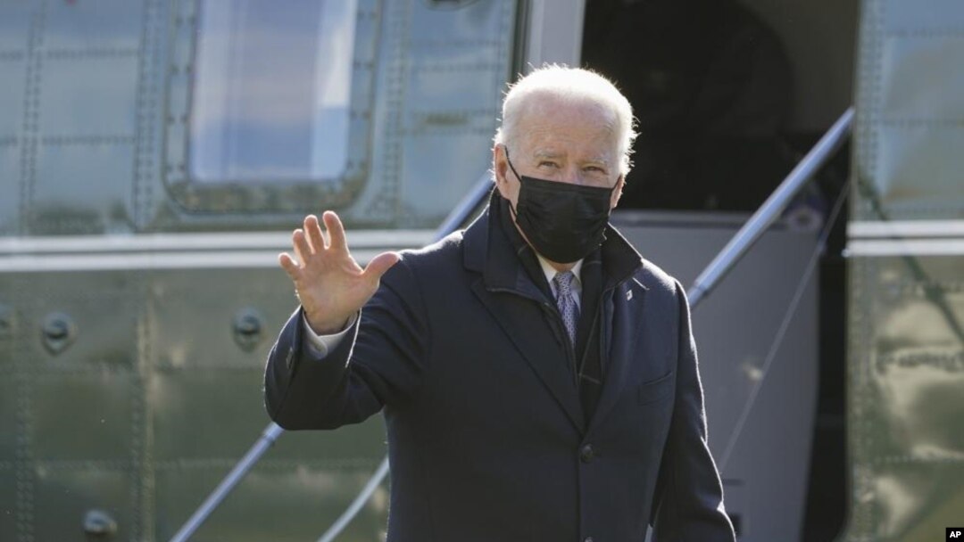 El presidente Joe Biden camina hacia la Oficina Oval de la Casa Blanca después de bajarse del Marine One, el lunes 10 de enero de 2022, en Washington.