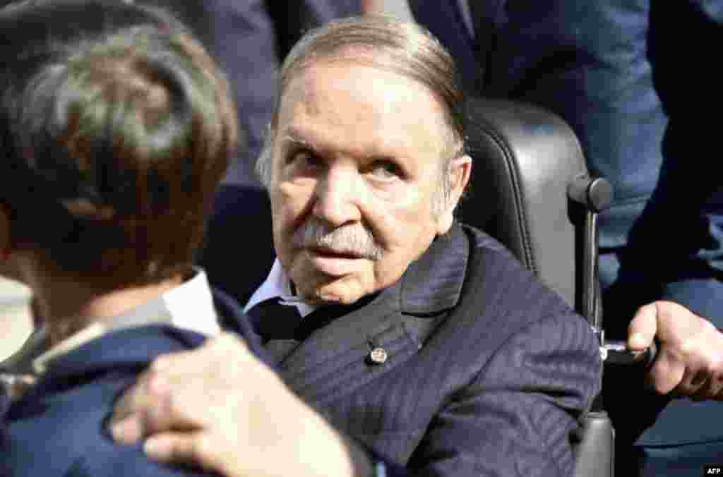 Rais wa Algeria Abdelaziz Bouteflika, akiwa kwenye kiti cha mgonjwa mjini Algiers, Novemba 23 2017.