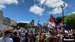 Para demonstran yang memprotes aturan mandat vaksin COVID-19 dan lockdowns di Selandia Baru menggelar aksi di Wellington, Selandia Baru, pada 9 November 2021. (Foto: Reuters/Praveen Menon)