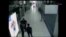 Một đoạn video an ninh có vẻ như ghi lại toàn bộ vụ ám sát ông Kim Jong Nam, anh cùng cha khác mẹ của lãnh tụ Bắc Triều Tiên Kim Jong Un. 