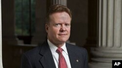 ທ່ານ Jim Webb ປະທານອະນຸກຳມະການ ຮັບຜິດຊອບກ່ຽວກັບກິດຈະການເອເຊຍຕາເວັນອອກແລະຍ່ານມະ ຫາສະມຸດປາຊີຟິກ ຂອງສະພາສູງສະຫະລັດ.